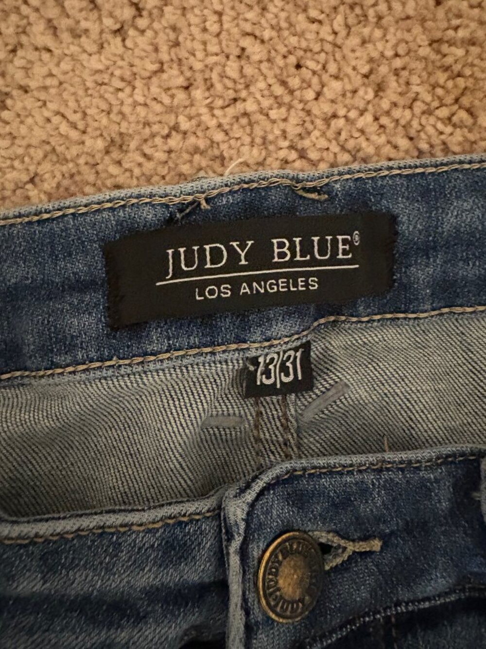 Judy Blue Cropped Jeans Medium Wash Frayed Hem Size 13/31 - Picture 4 of 5
